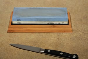 Whetstone for Kitchen Knife Sharpening / Flickr / Chris Zúniga