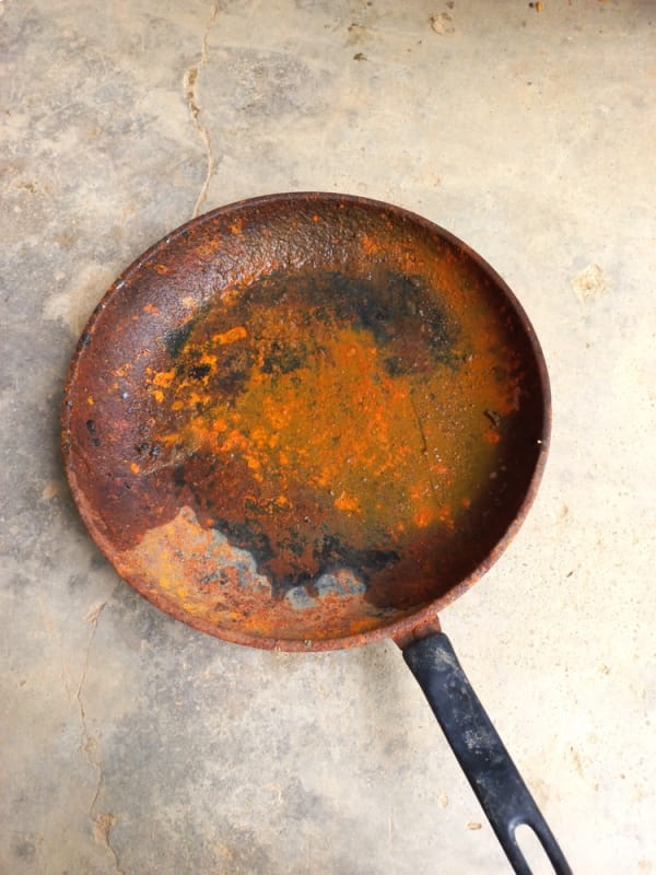 remove rust from carbon steel pans